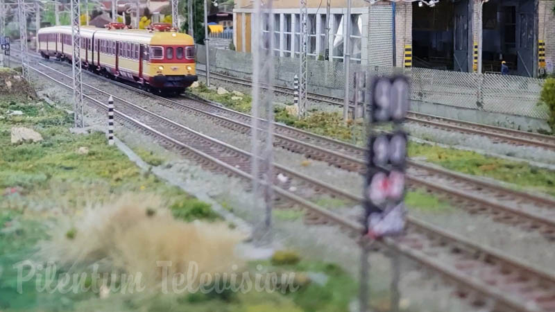 Model Railway Layout with Italian High Speed Trains (Treni in Transito: Plastico HO Trenitalia)