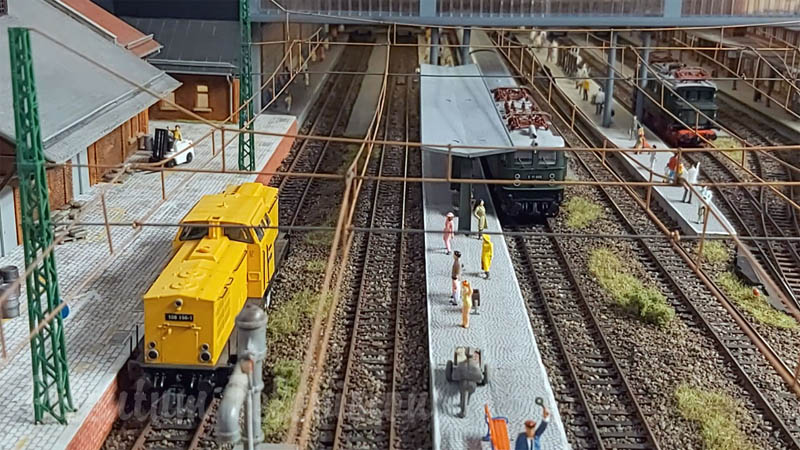 PIKO modelltåg och modelljärnväg byggd i skala HO av Csaba Kovács i Ungern