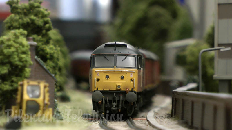 British railway modelling and excellently weathered trains on Farkham’s model railroad layout