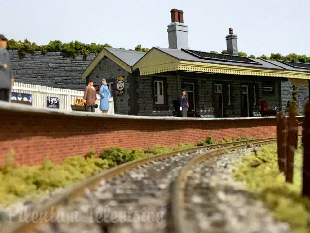 Fantastica modellazione del paesaggio sul plastico ferroviario britannico “South Hams” in scala OO