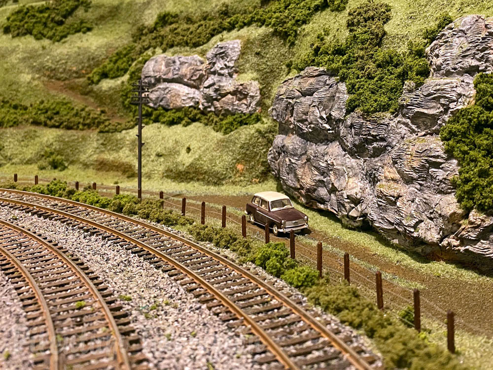 Fantastica modellazione del paesaggio sul plastico ferroviario britannico “South Hams” in scala OO