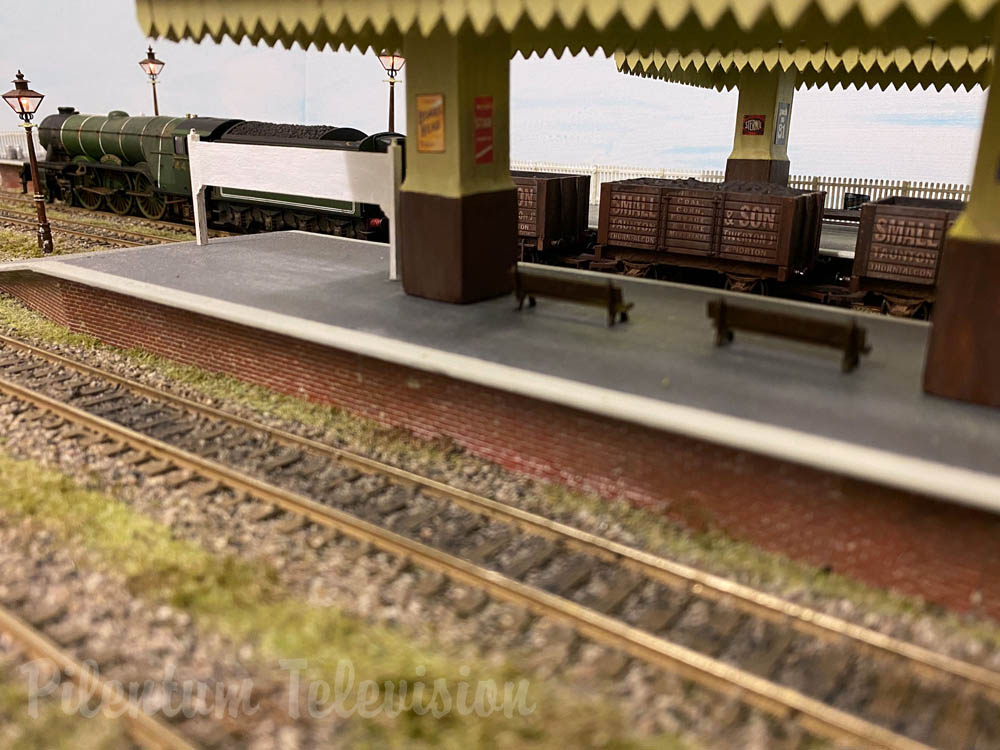 OO 규모의 영국 모델 철도에서 환상적인 풍경 모델링