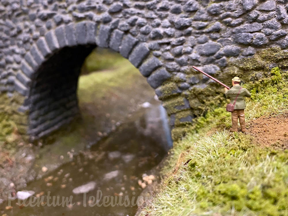 Fantastica modellazione del paesaggio sul plastico ferroviario britannico “South Hams” in scala OO
