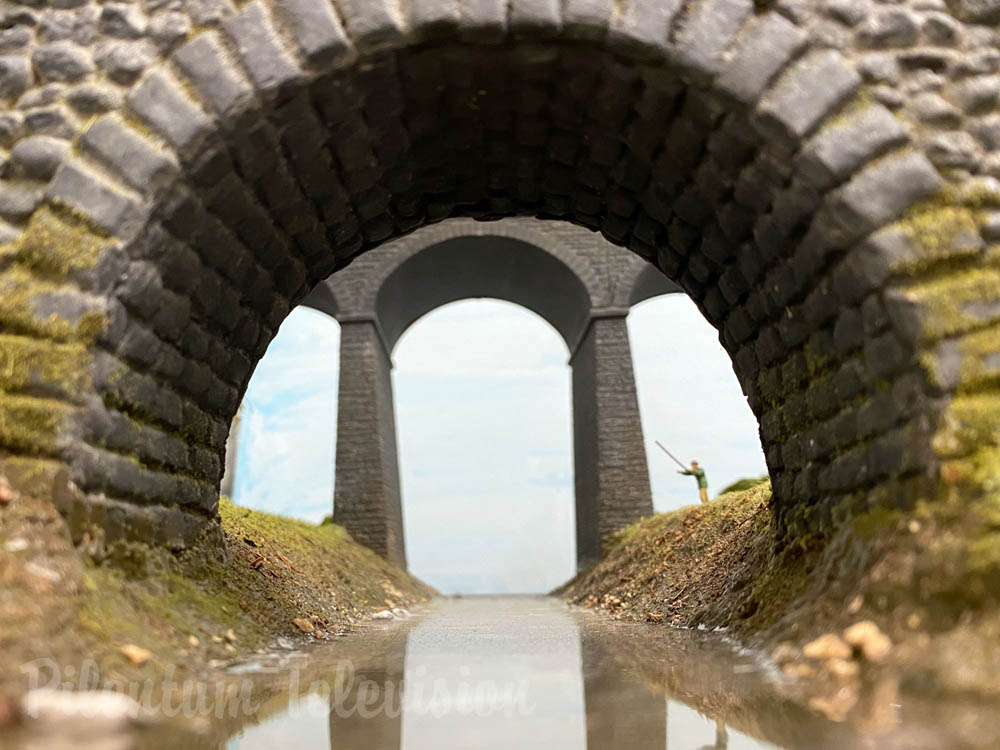 Fantastica modellazione del paesaggio sul plastico ferroviario britannico “South Hams” in scala OO