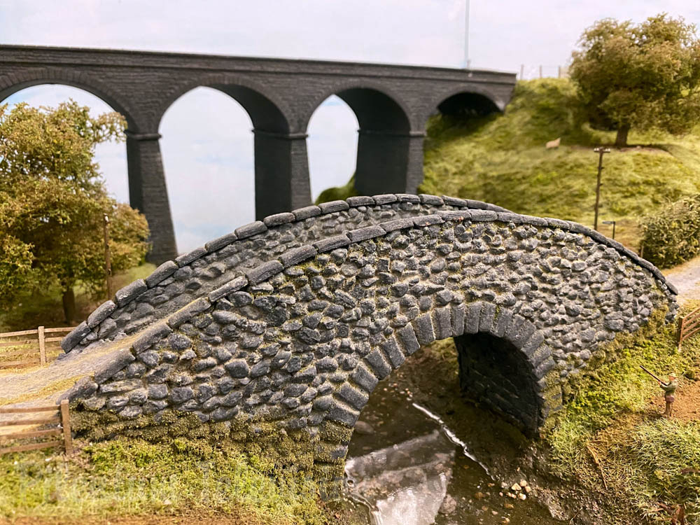 Fantastica modellazione del paesaggio sul plastico ferroviario britannico “South Hams” in scala OO