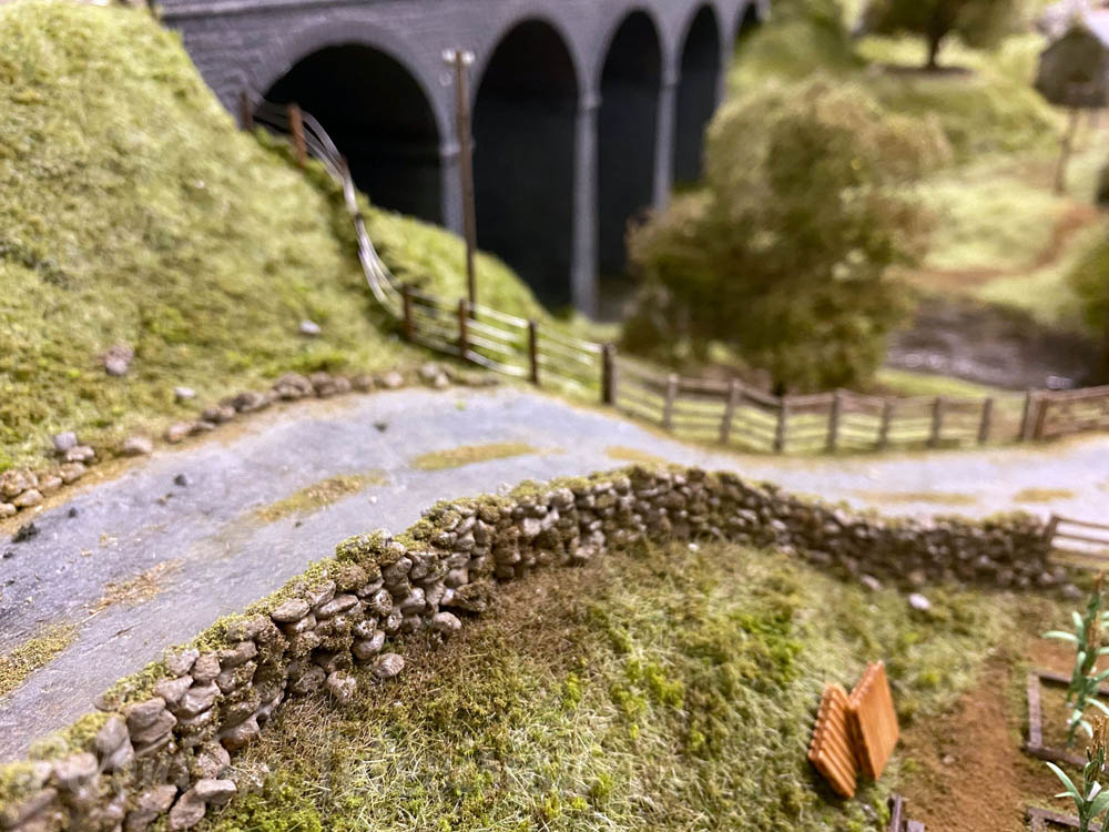 Fantastica modellazione del paesaggio sul plastico ferroviario britannico “South Hams” in scala OO