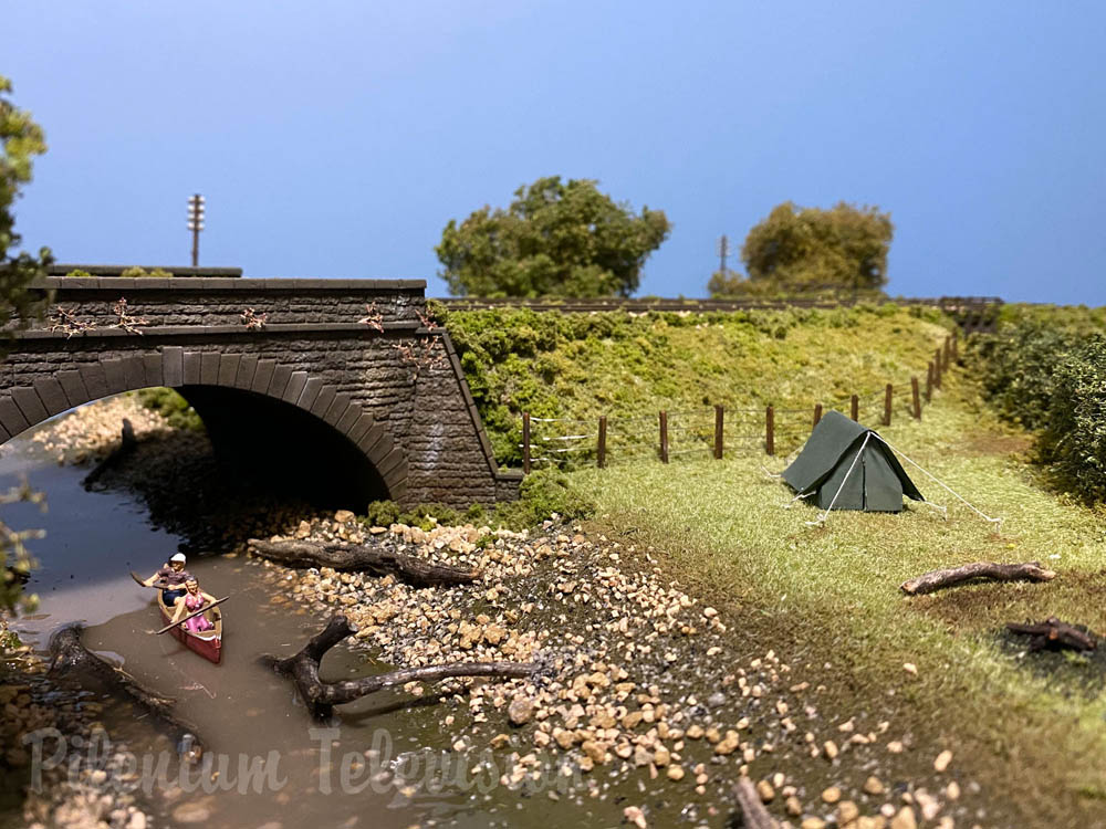 Fantastica modellazione del paesaggio sul plastico ferroviario britannico “South Hams” in scala OO