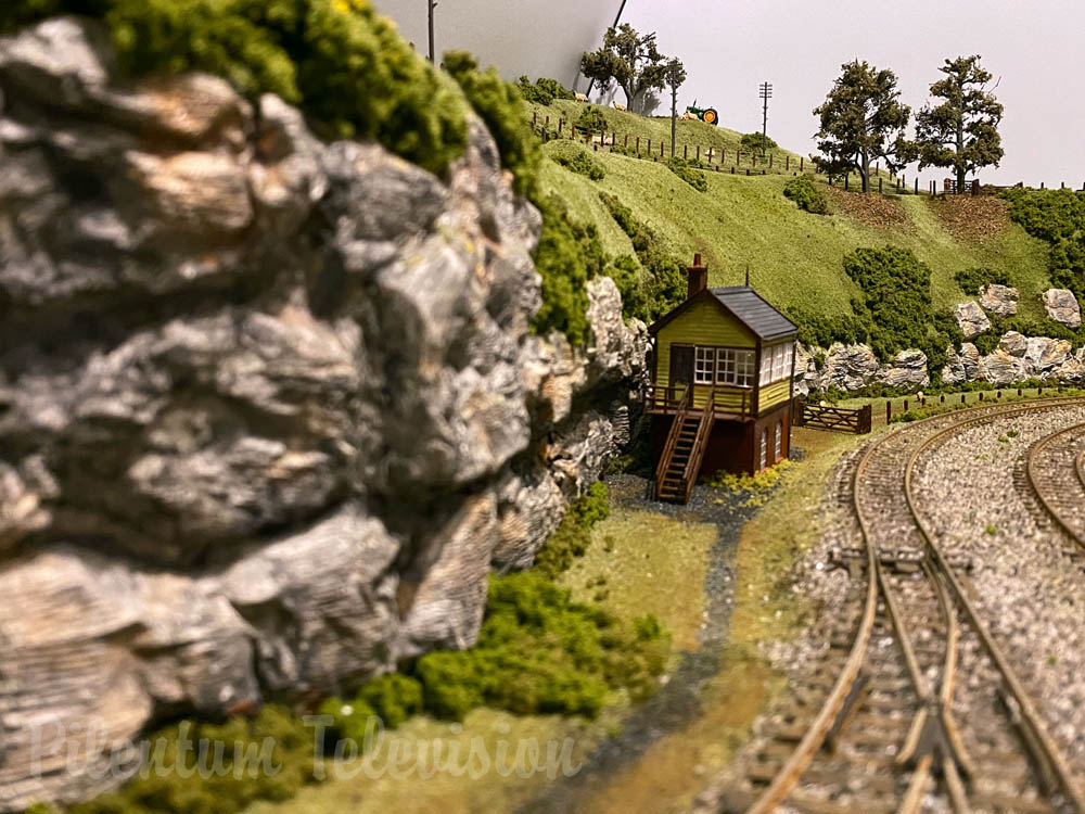 Fantastica modellazione del paesaggio sul plastico ferroviario britannico “South Hams” in scala OO