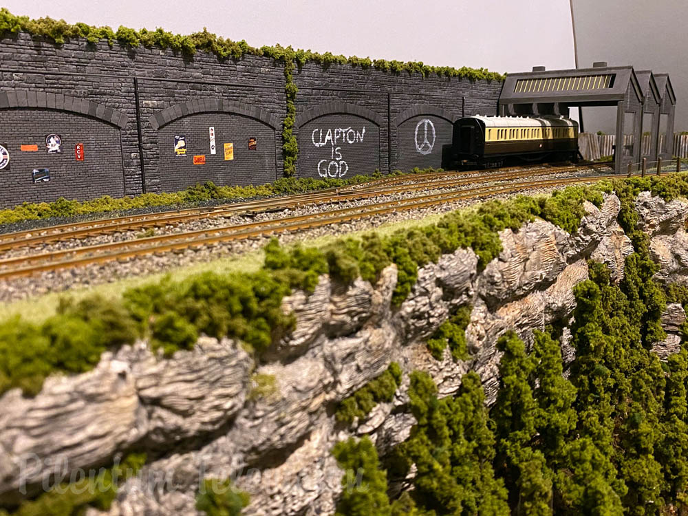 Pemodelan lanskap yang fantastis pada rel kereta api model Inggris dalam skala OO