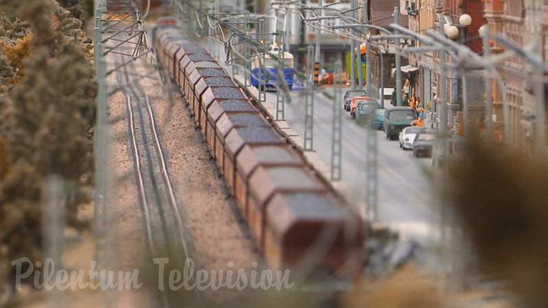 Modellini di treni in azione su moduli in scala HO