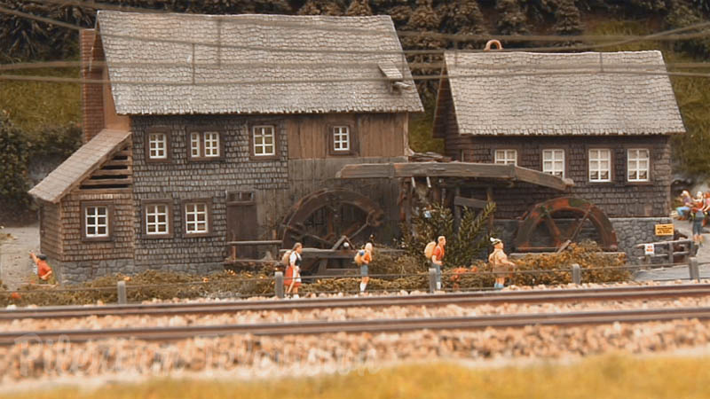 Trains miniatures en action à l'échelle HO