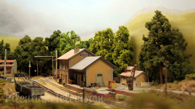 Preciosa maqueta de ferrocarril y trenes franceses en escala HO - La estación de tren Sainte Ellisaire de Jaco Vroom