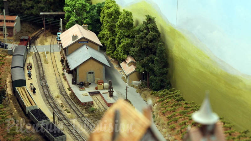 Preciosa maqueta de ferrocarril y trenes franceses en escala HO - La estación de tren Sainte Ellisaire de Jaco Vroom