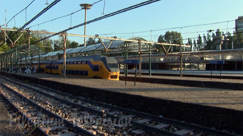 Trains miniatures dans le parc d’attractions Madurodam: Magnifique chemin de fer de jardin à l’échelle 1/25