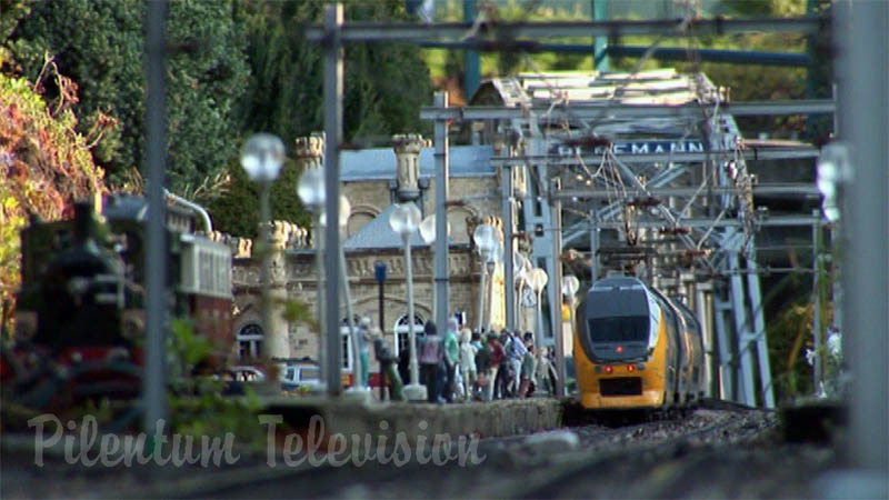 Model kereta api di dunia miniatur Madurodam: Kereta api taman yang indah dalam skala 1/25