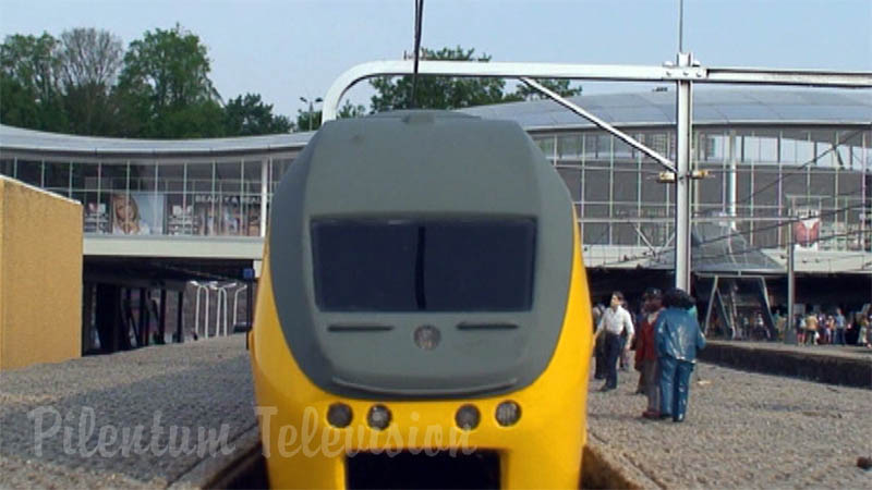 Garden Railway Cab Ride Madurodam Amusement Park: Outstanding Model Trains in 1/25 Scale