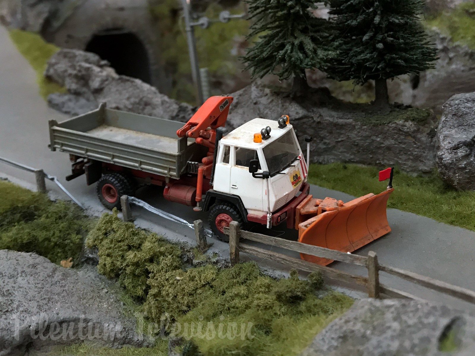 Pociągi w skali HO w Szwajcarii: Piękna szwajcarska makieta kolejowa Briana Rodhama