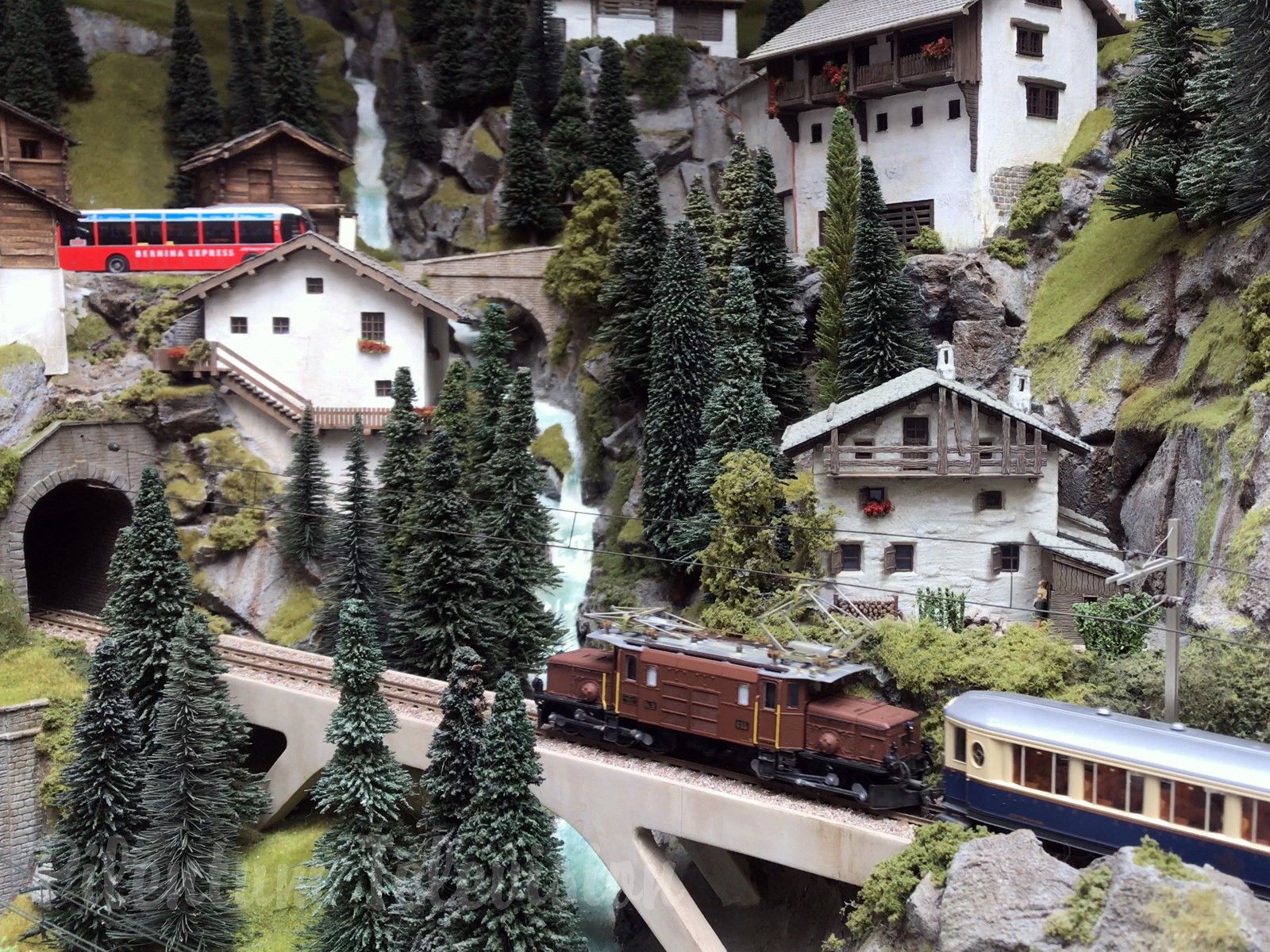 Trenini elettrici in scala HO in Svizzera: Il bellissimo plastico ferroviario svizzero di Brian Rodham