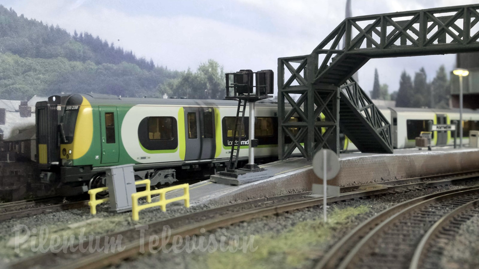 Modelismo Ferroviario Británico: Maqueta de tren - Hornby y Bachmann