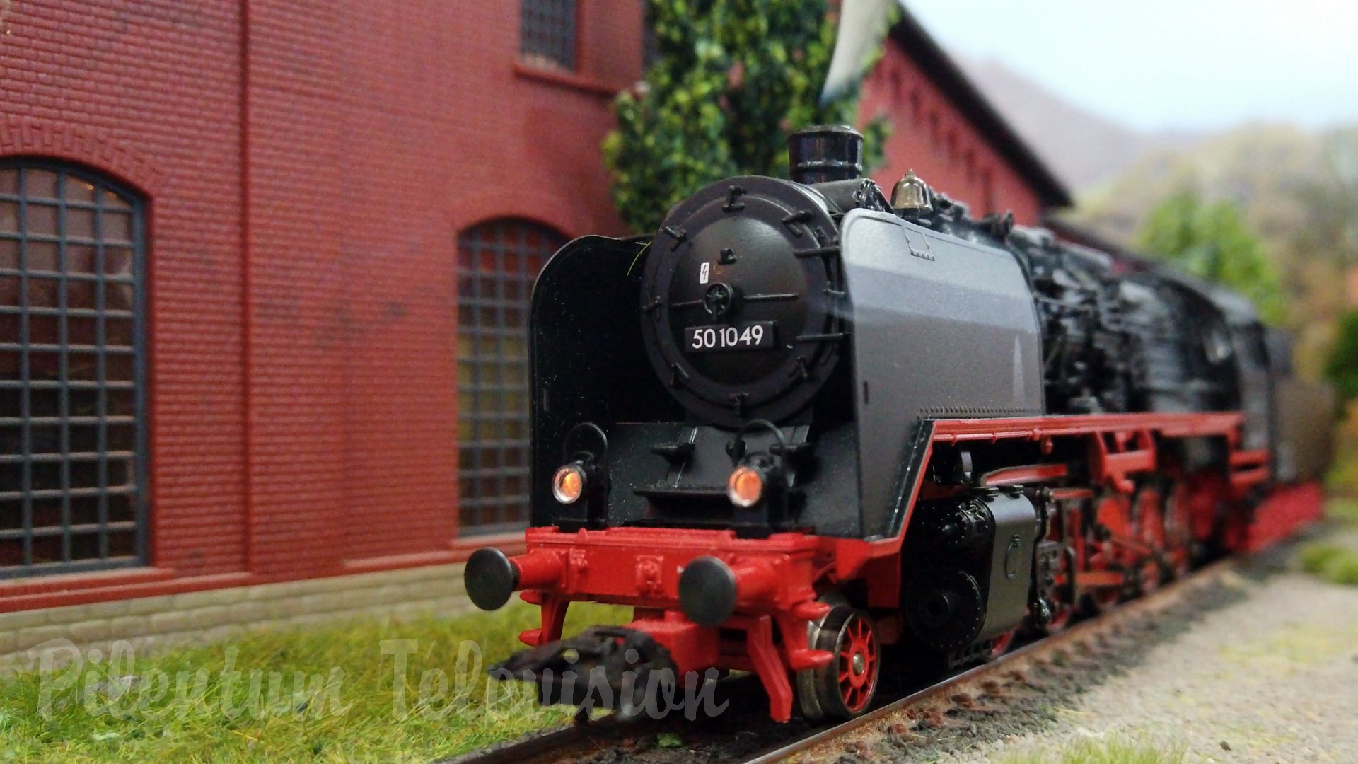 Model Railway Operations at the Steam Locomotive Engine Shed - Smoky Model Trains in HO Scale