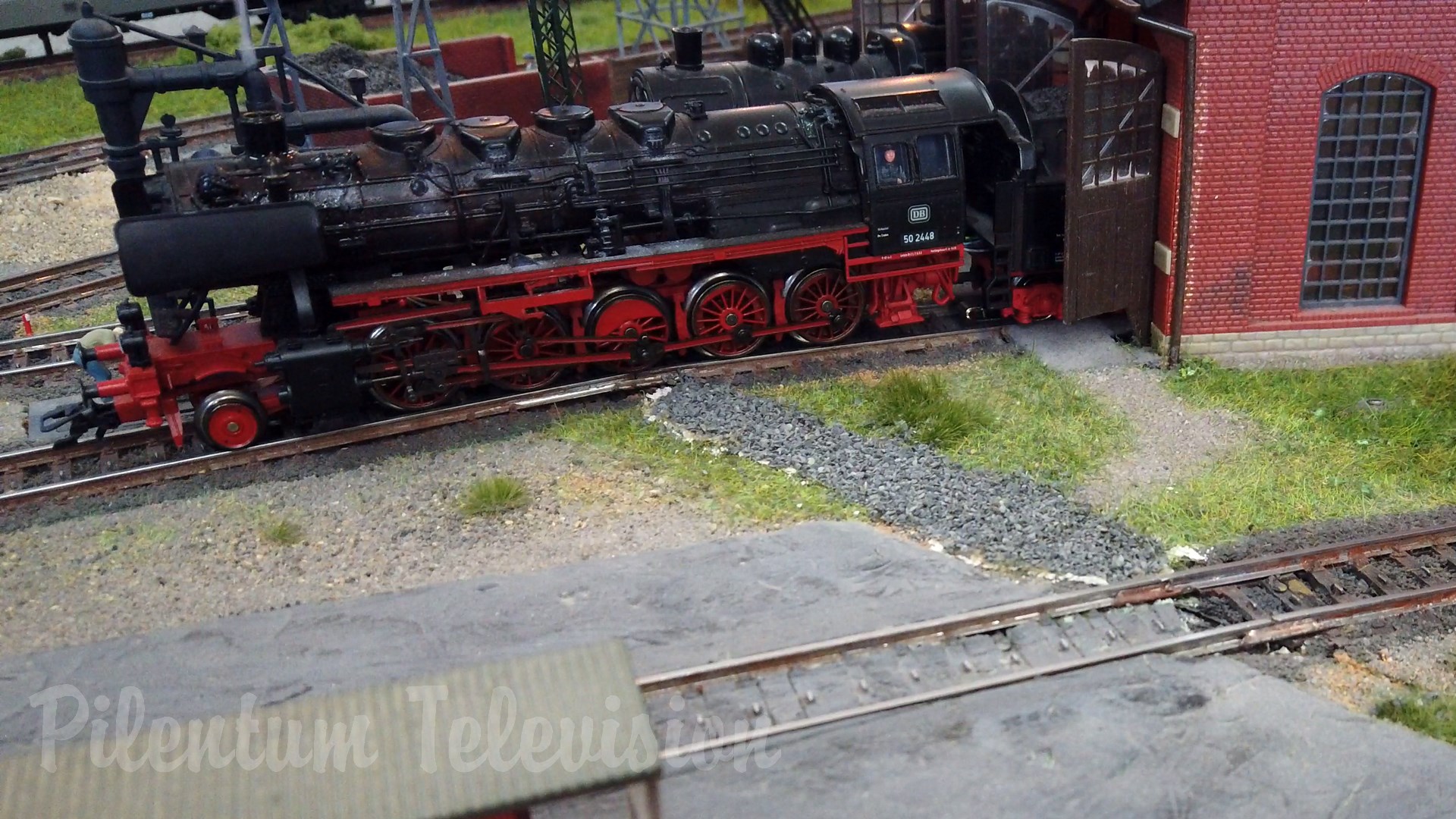 Model Railway Operations at the Steam Locomotive Engine Shed - Smoky Model Trains in HO Scale