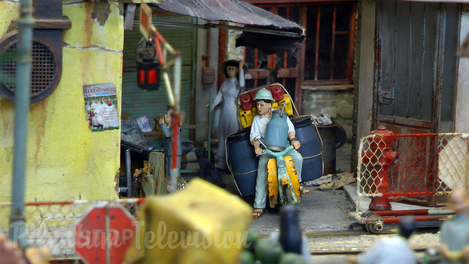 Model Railway Diorama of Maeklong Train Market - Model Railroading and Scratch Building at its Best - On30 Layouts