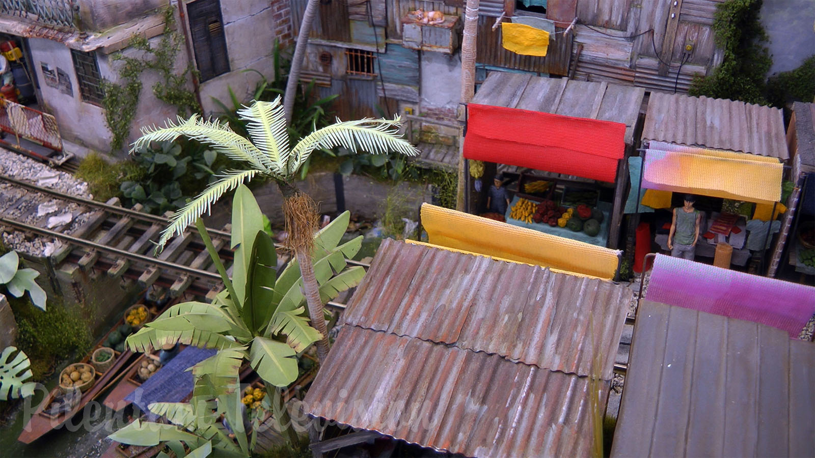 Model Railway Diorama of Maeklong Train Market - Model Railroading and Scratch Building at its Best - On30 Layouts