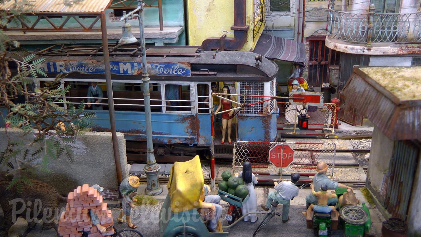 Model Railway Diorama of Maeklong Train Market - Model Railroading and Scratch Building at its Best - On30 Layouts