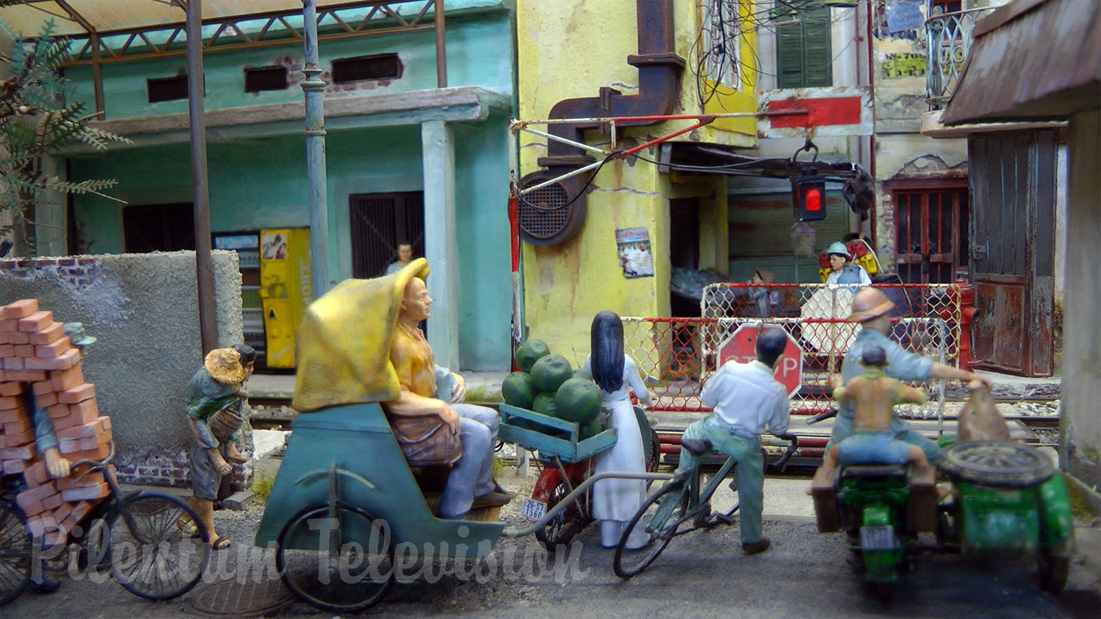 Model Railway Diorama of Maeklong Train Market - Model Railroading and Scratch Building at its Best - On30 Layouts