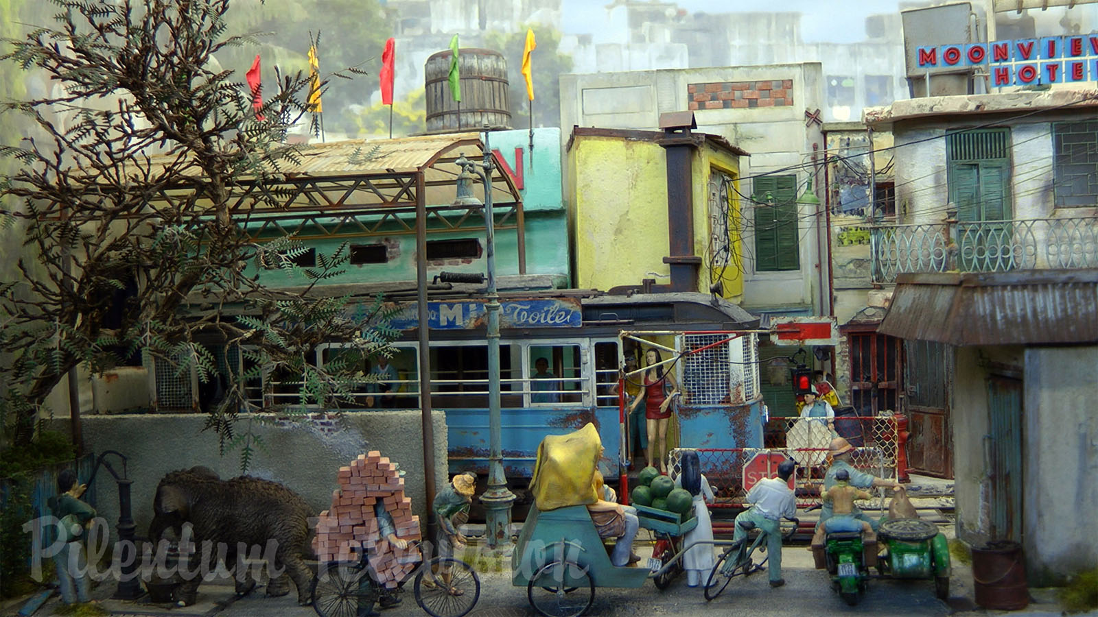 Model Railway Diorama of Maeklong Train Market - Model Railroading and Scratch Building at its Best - On30 Layouts