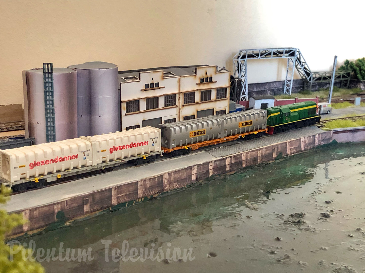 Trenes RENFE en miniatura - Spanish N scale model railroad layout - N gauge model railway layout