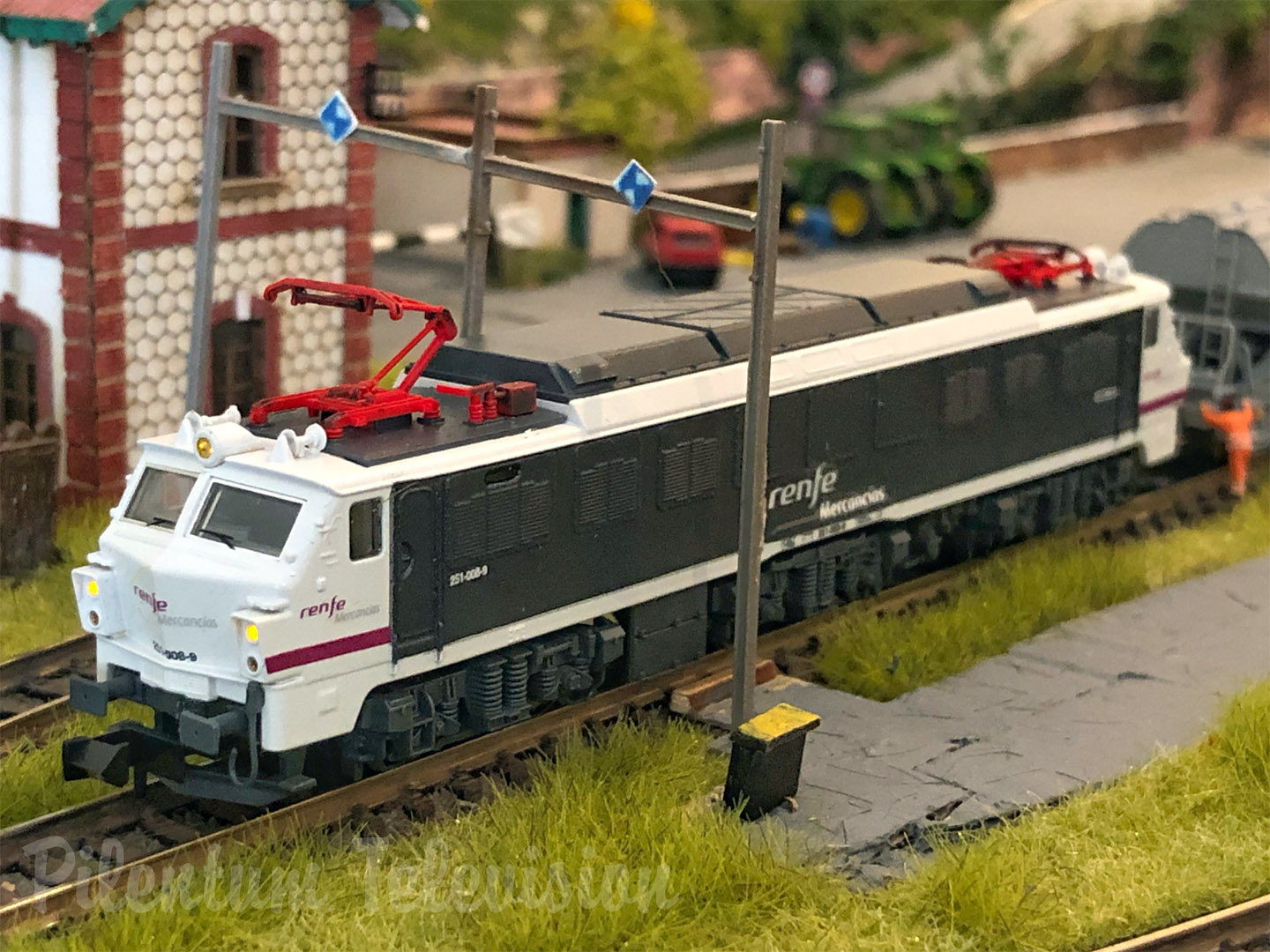 Trenes RENFE en miniatura - Spanish N scale model railroad layout - N gauge model railway layout