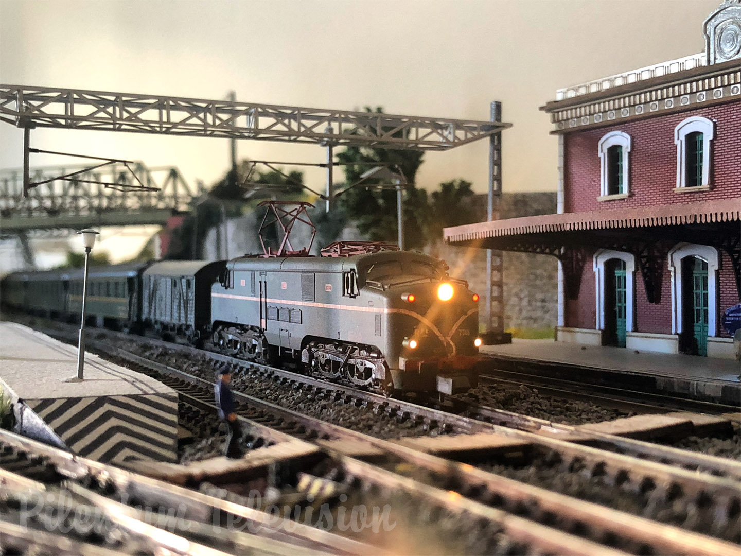 Trenes RENFE en miniatura - Spanish N scale model railroad layout - N gauge model railway layout