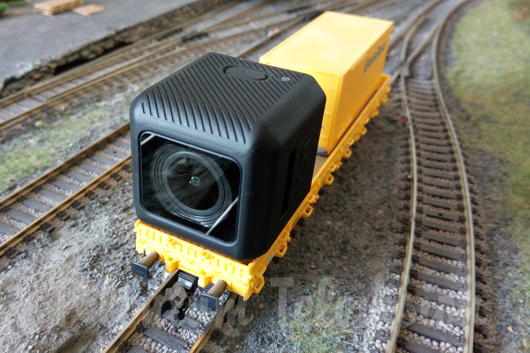 Cameră Video Runcam 5 Orange este o copie a camerei GoPro Session 5. Puteți instala cu ușurință această cameră video pe o vagon de cale ferată pentru a face fotografii și videoclipuri.