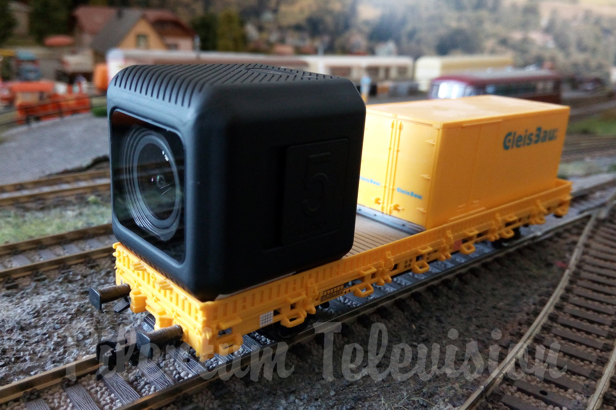 Puteți instala cu ușurință această cameră video pe o vagon de cale ferată pentru a face fotografii și videoclipuri. Cameră Video Runcam 5 Orange a fost gandita intr-o carcasa extrem de mica.