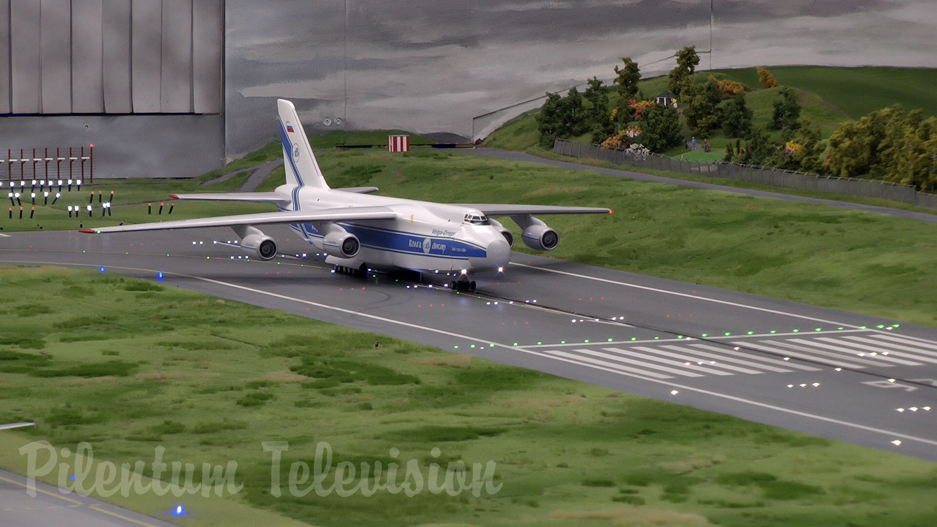 Aerodrom complet funcțional cu decolări și aterizări - Aeroport miniatural în scară 1/87