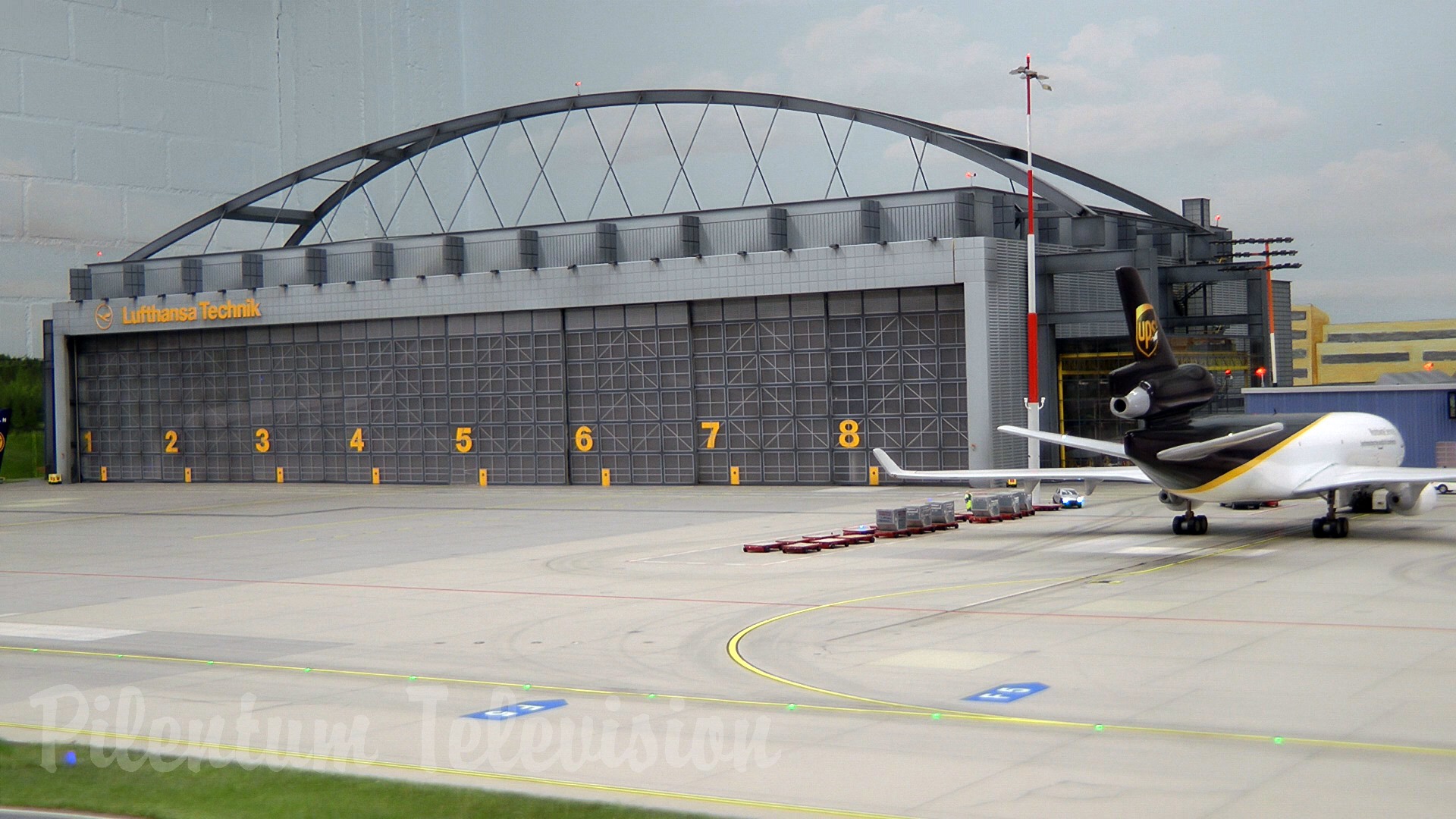 Aerodrom complet funcțional cu decolări și aterizări - Aeroport miniatural în scară 1/87
