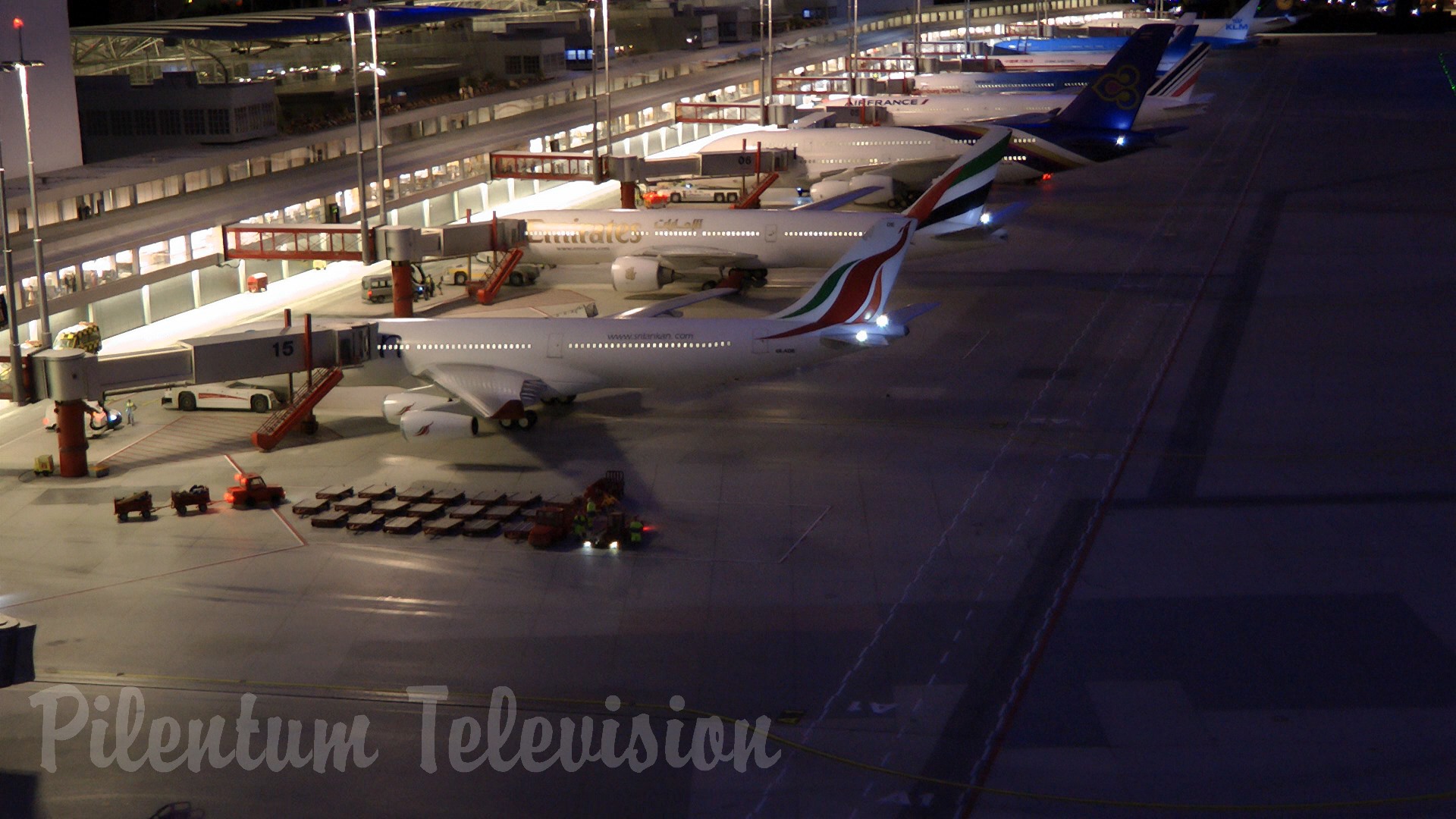 Aeroport miniatural în scară 1/87 - Aerodrom complet funcțional cu decolări și aterizări