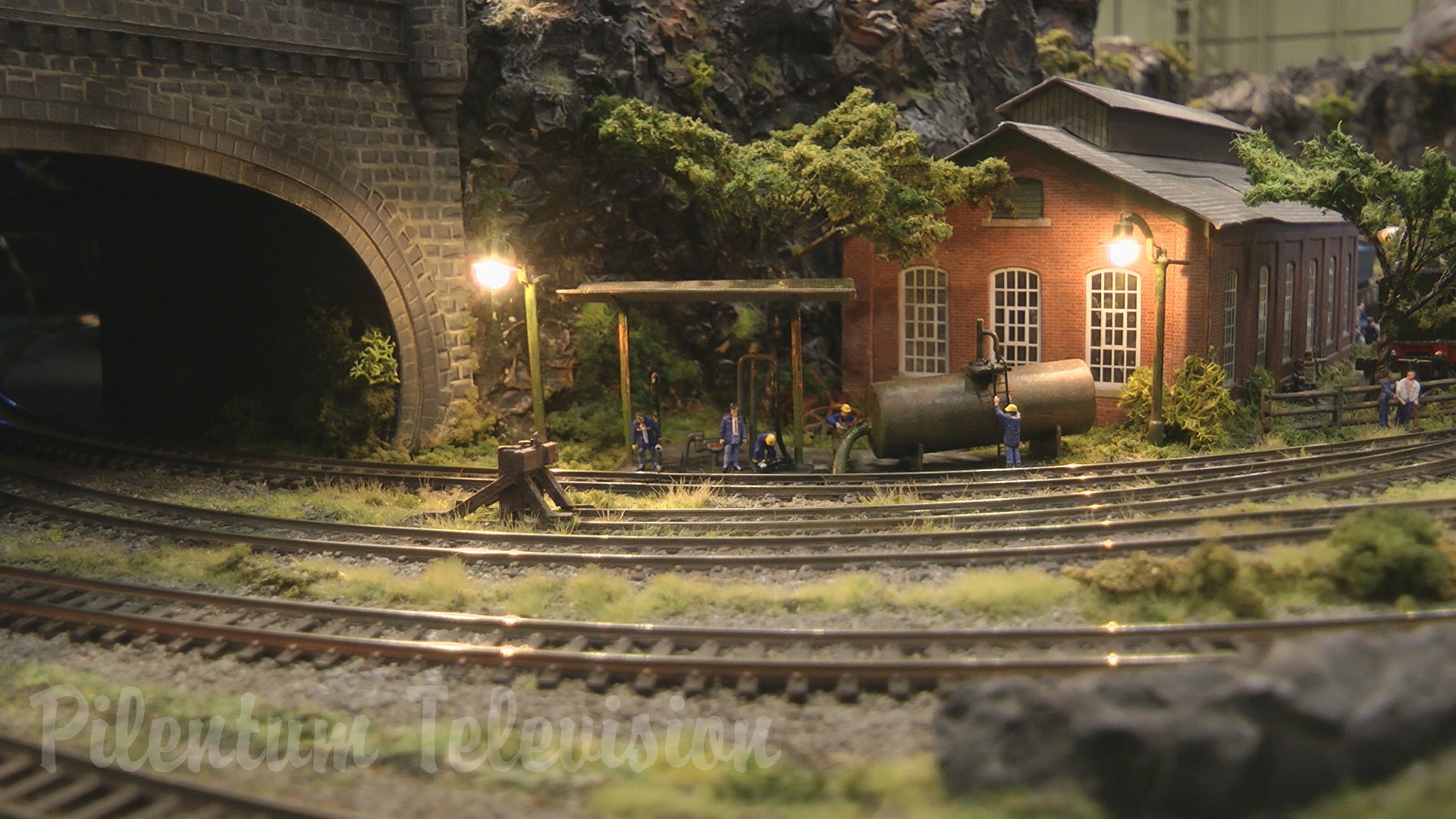 Trenuri în scară N: Machete feroviare „Rockcliffe” de David și John Riddle
