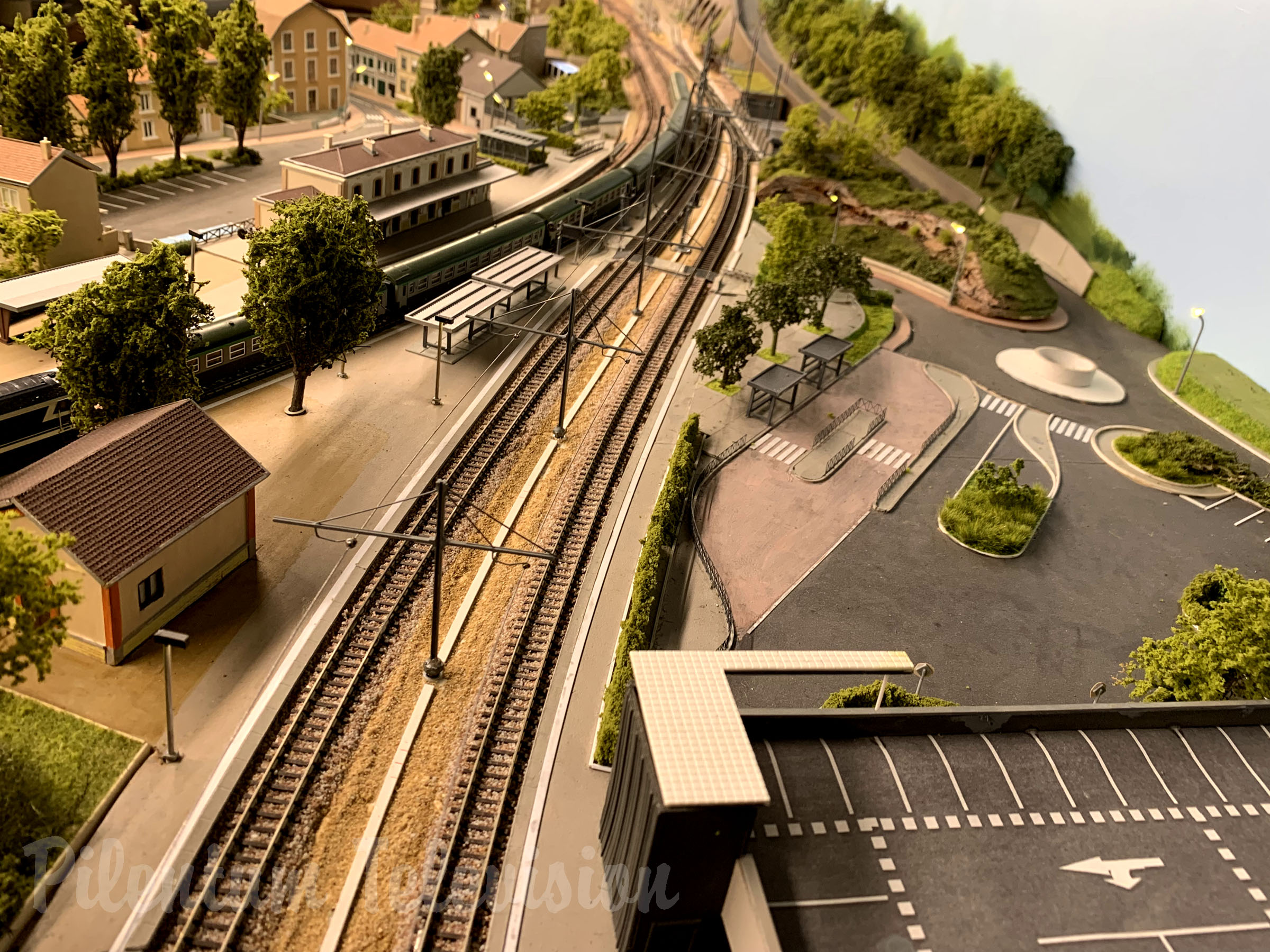 En fransk modelljärnväg i skala N och tåg från SNCF vid järnvägsstationen i L’Arbresle