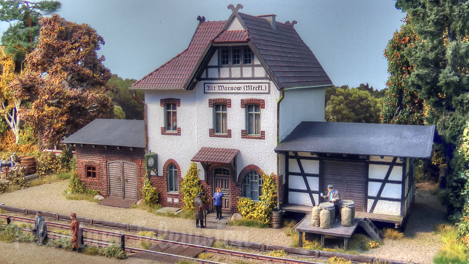 Vacker modelljärnväg med gamla ånglok och ångtåg från norra Tyskland
