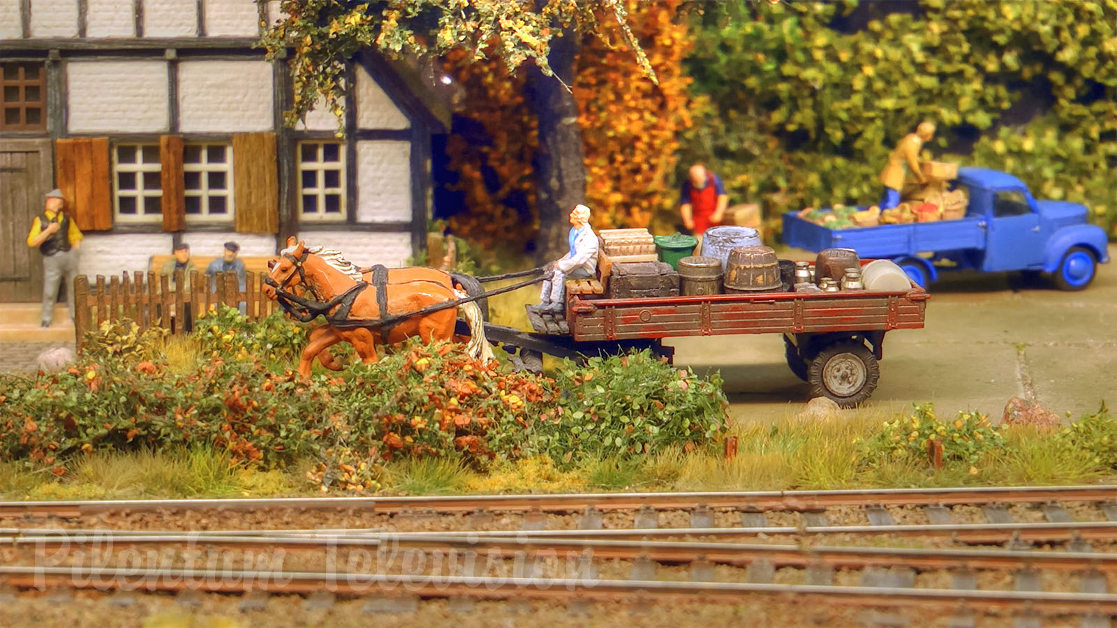 Vacker modelljärnväg med gamla ånglok och ångtåg från norra Tyskland