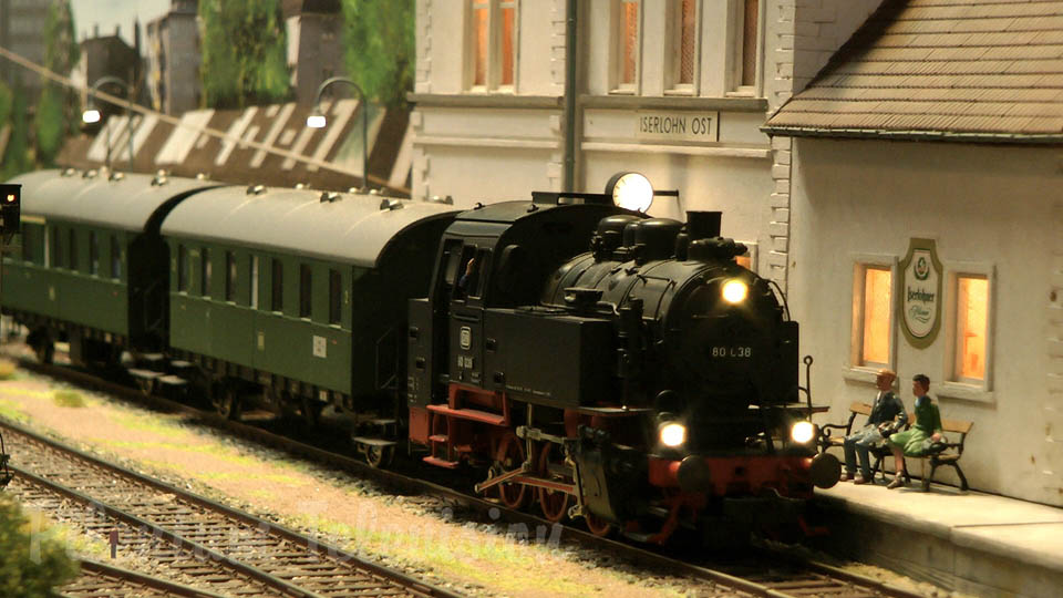Великолепный макет железной дороги с немецкими паровозами