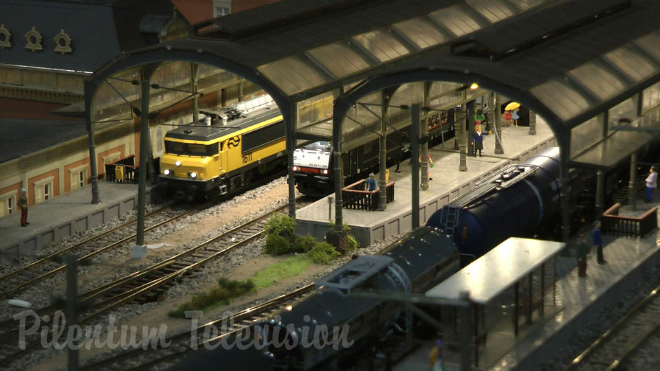 Железнодорожный макет в масштабе 1:87 с голландскими поездами