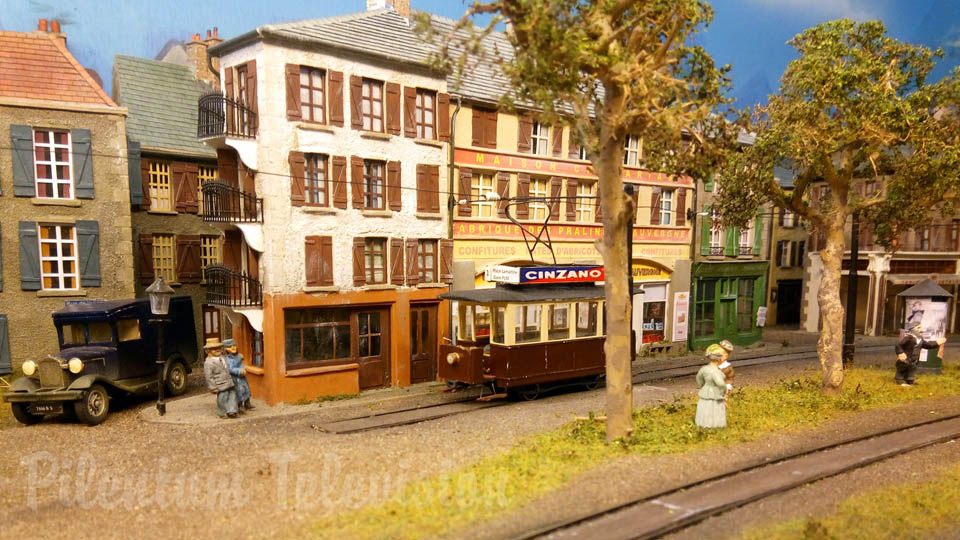 Maquette de la France avec Train Miniature Électrique