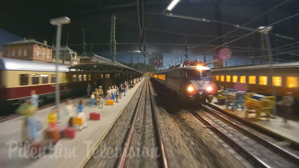 Macchina fotografica all'interno di una locomotiva su un plastico ferroviario in scala HO