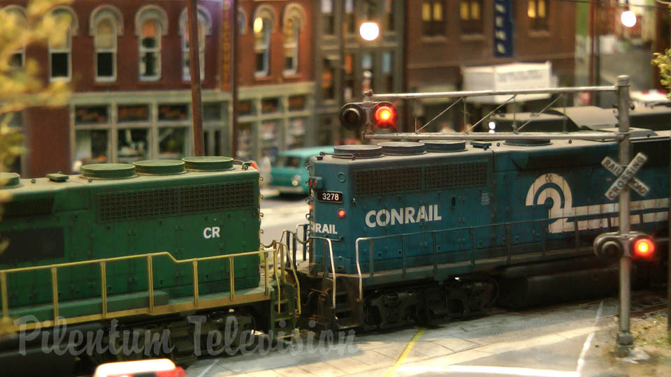 Réseau H0 d'une ville avec des trains américains en miniature