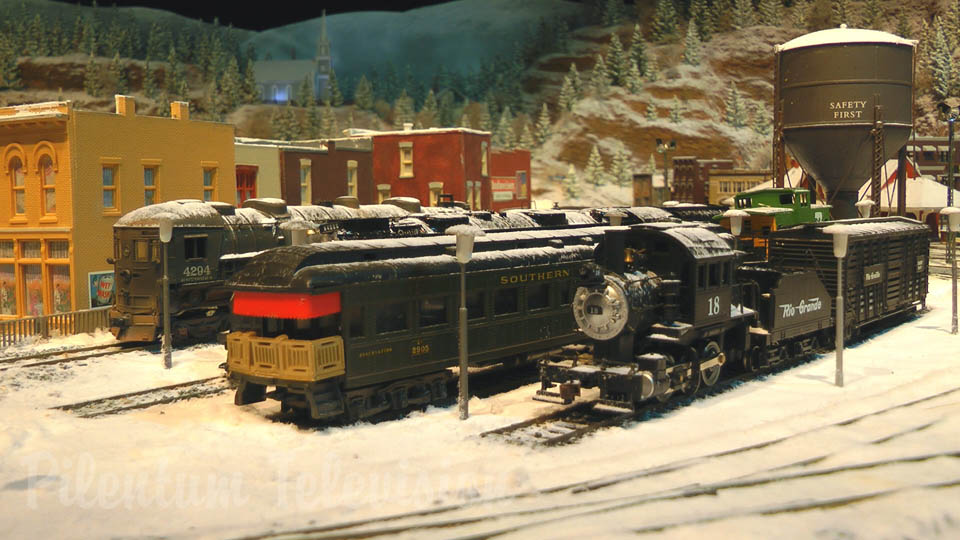 Merveilleuse maquette de chemin de fer américain en échelle HO avec un paysage en hiver