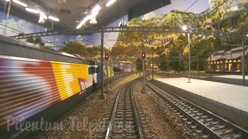 Viaggio in treno su plastico ferroviario H0 nel grande museo ferroviario di Porsche