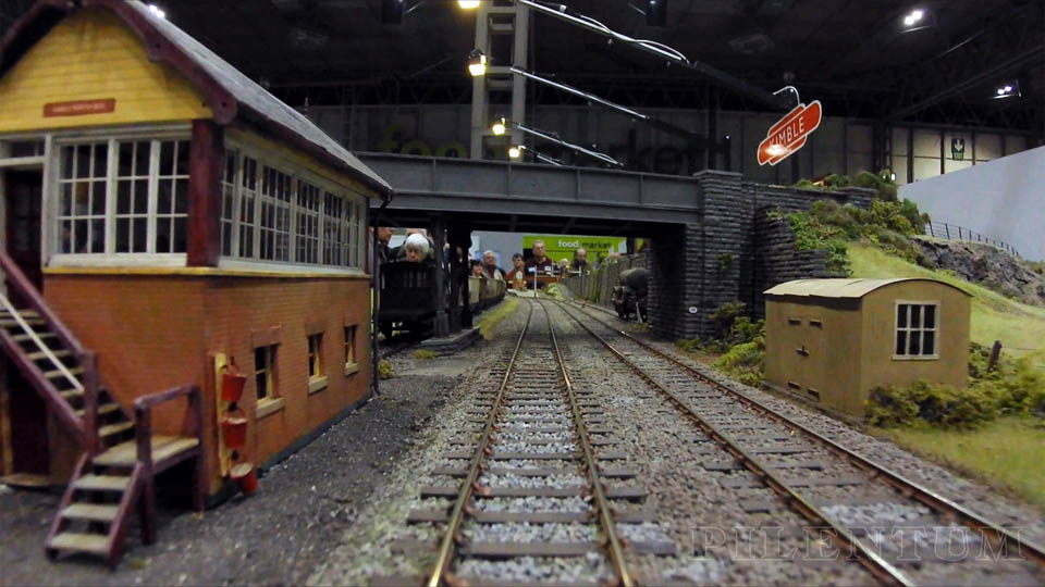 Вид из кабины машиниста на макет Кимбл в масштабе 1:45, сконструированный железнодорожными клубами Лемингтон и Уорик
